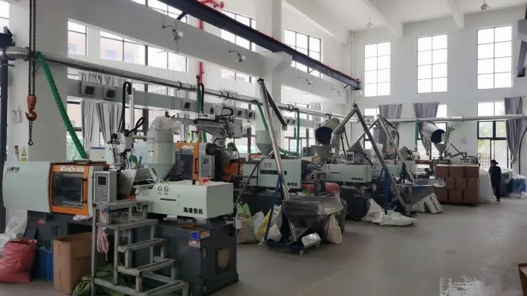 Taizhou Huangyan Lianqi Mould&Plastic Co., Ltd.