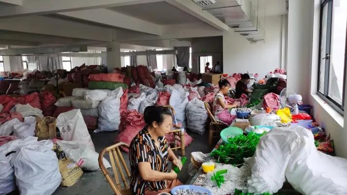 Taizhou Huangyan Lianqi Mould&Plastic Co., Ltd.