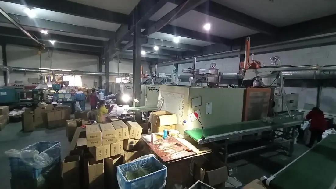 Taizhou Huangyan Hongchen Mould Plastics Co., Ltd.
